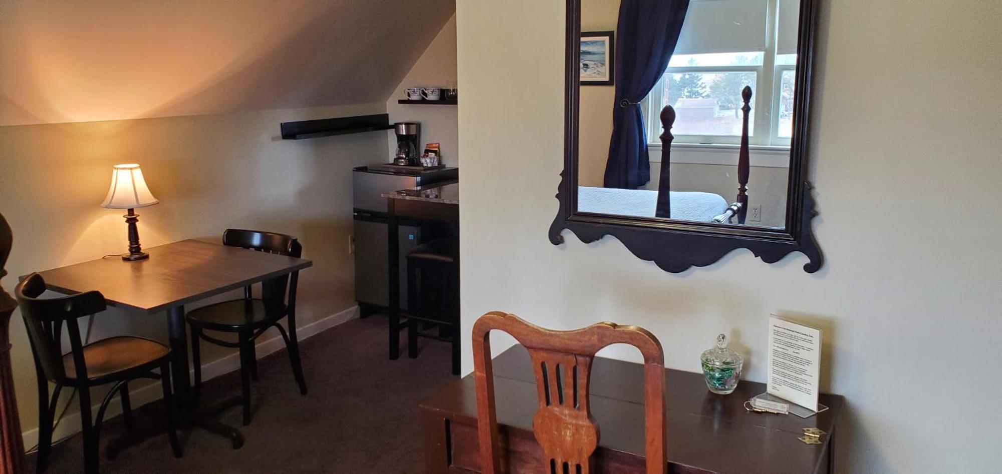 Amherst Shore Country Inn Lorneville Room photo