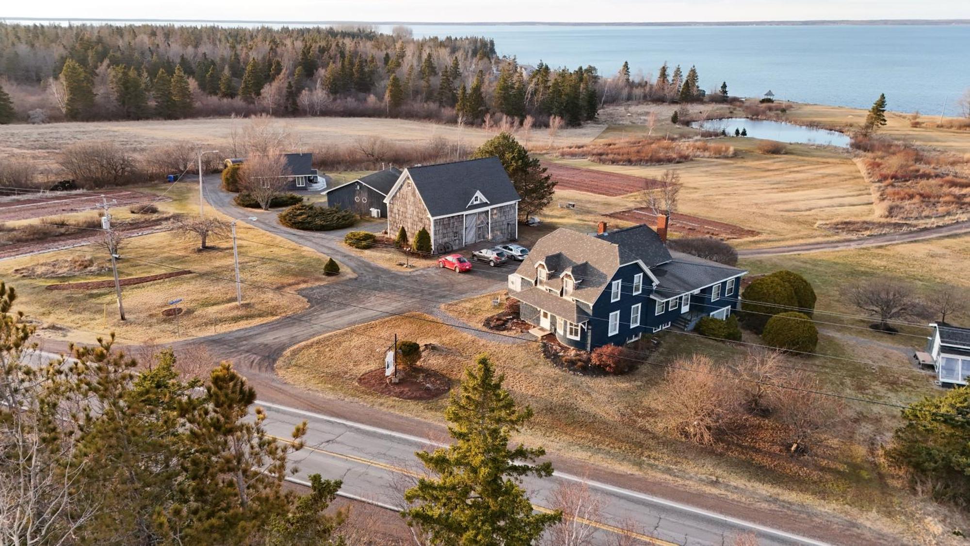 Amherst Shore Country Inn Lorneville Exterior photo